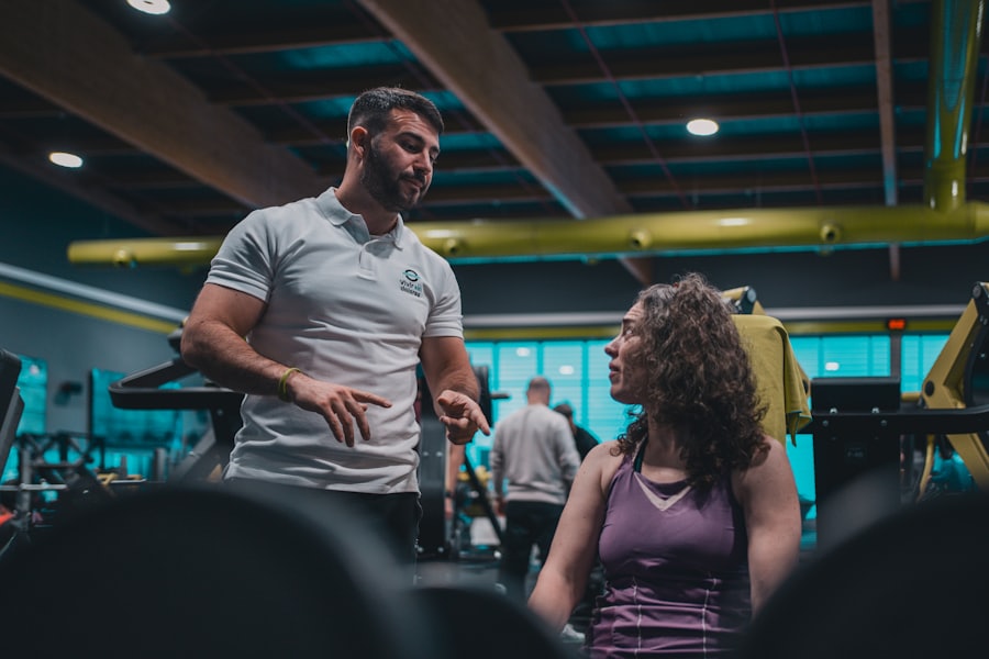 Una persona del equipo de un gimnasio conversando con alguien que quiere anotarse